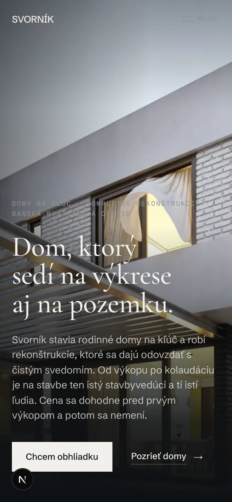 Úvod webu Svorník: fotografia domu s pergolou za súmraku cez celú obrazovku